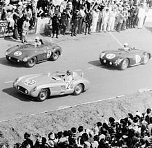 Le Mans, 1955: Auf einem Mercedes-Benz Rennsportwagen Typ 300 SLR (Startnummer 20) der später im Rennverlauf tödlich verunglückte Pierre Levegh.